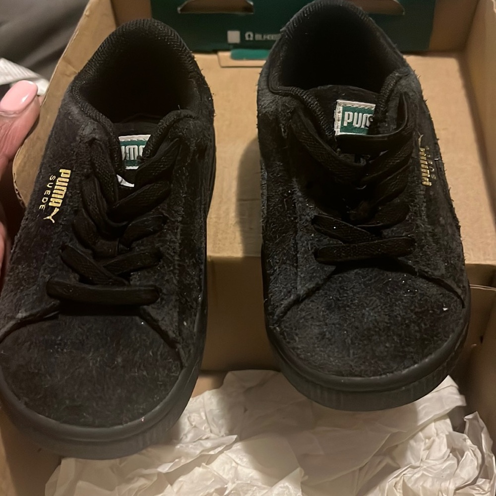 Puma sneaker size 6 toddler needs to be wiped off a little dusty